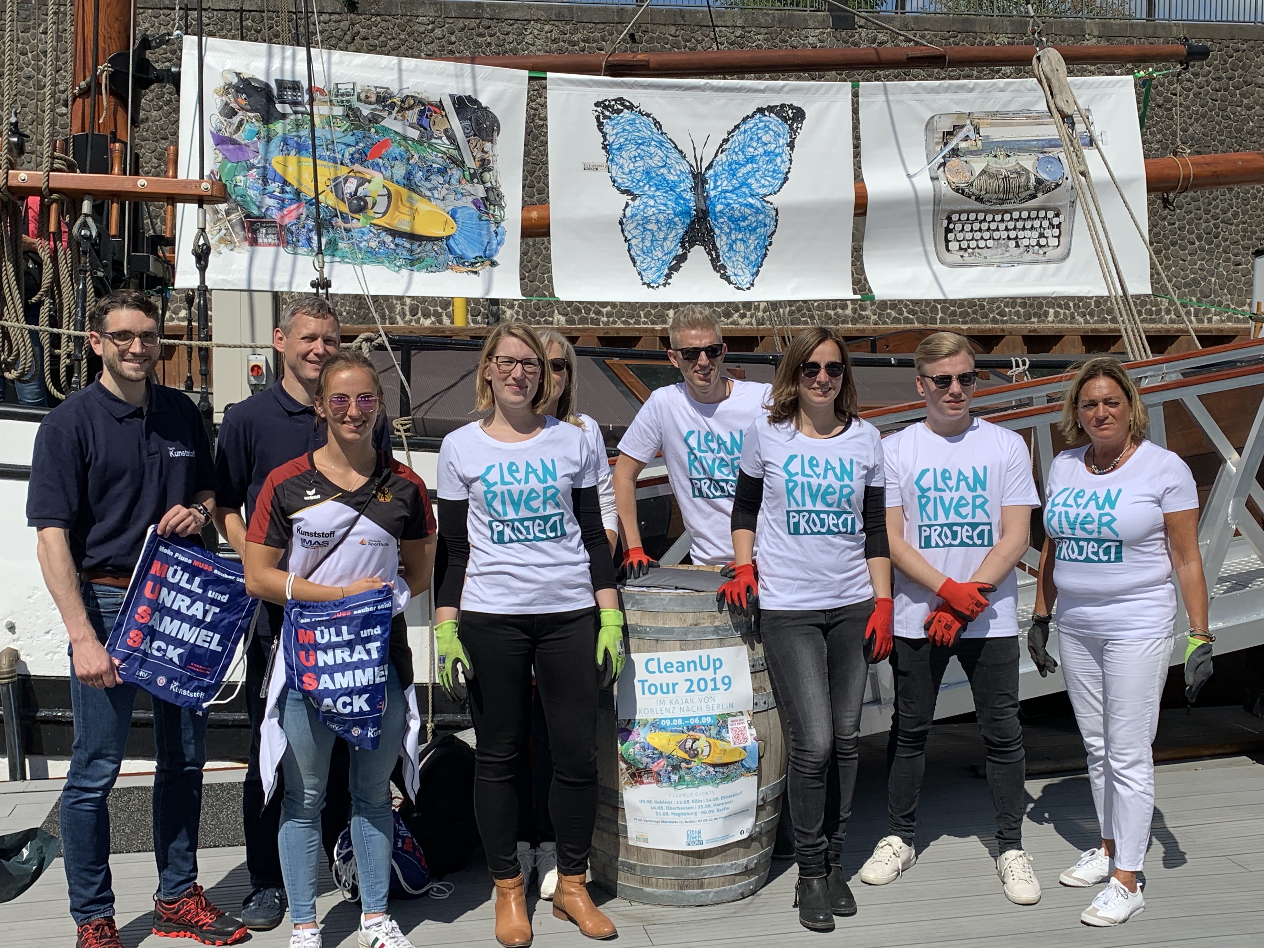 Team Kunststoff, PlasticsEurope und die Helfer des Clean-River-Projekts an der Düsseldorfer Marina.JPG
