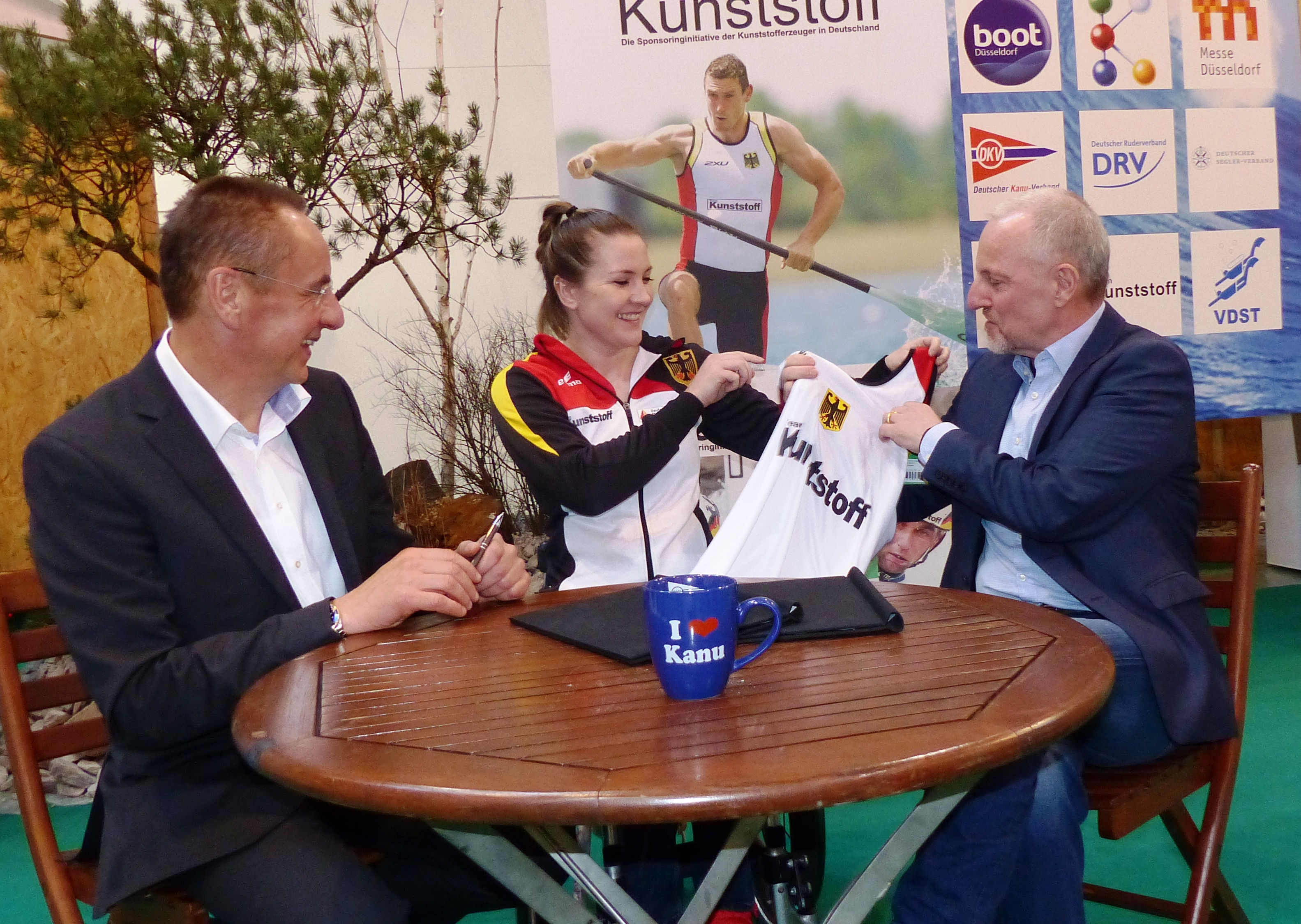 Foto Pressemitteilung Kunststofferzeuger verlängern Partnerschaft mit Kanu-Verband auf boot 2018.doc.jpg