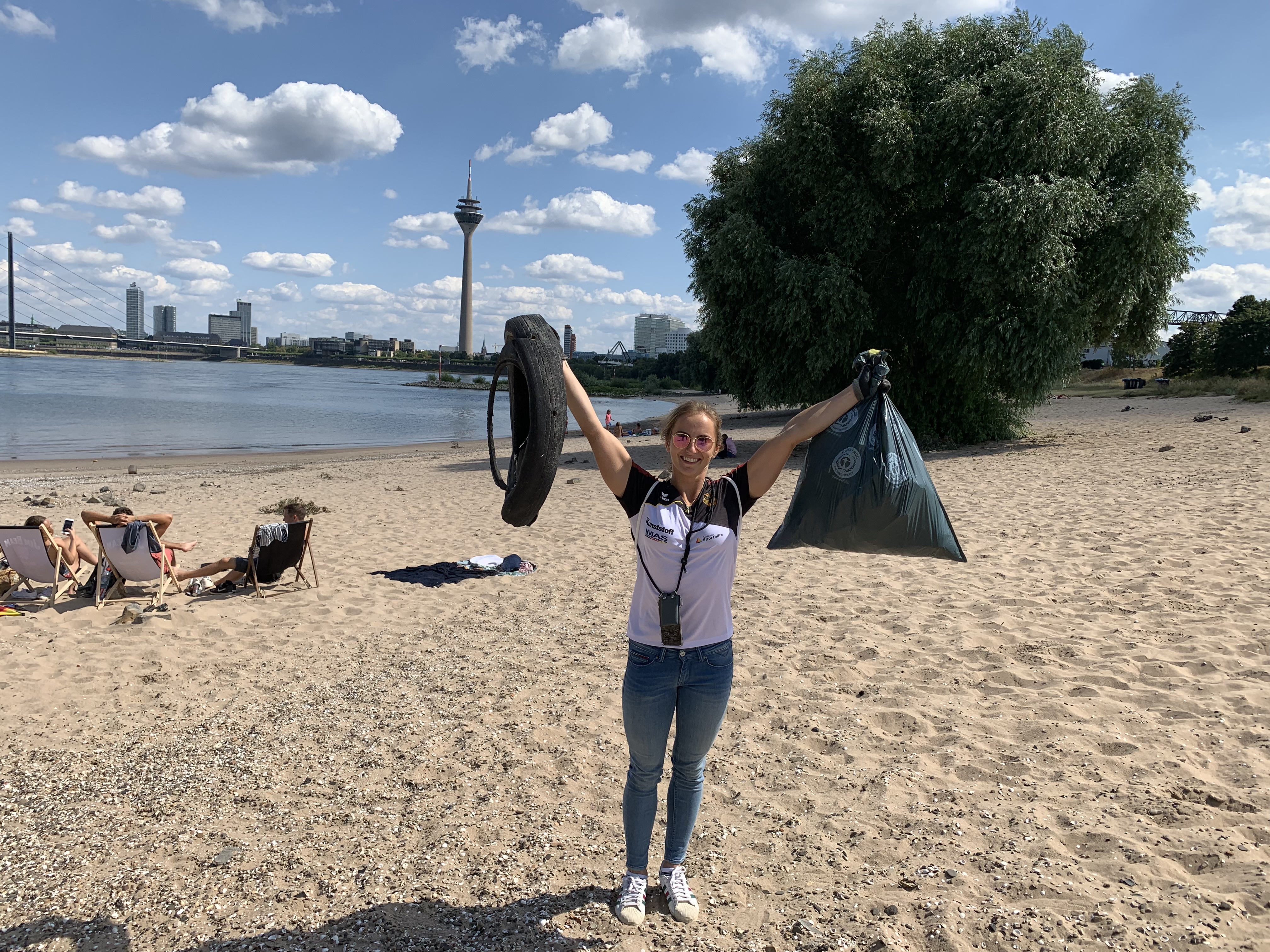 Pressemitteilung PlasticsEurope Deutschland - Team Kunststoff hilft beim Müllsammeln am Rhein.JPG
